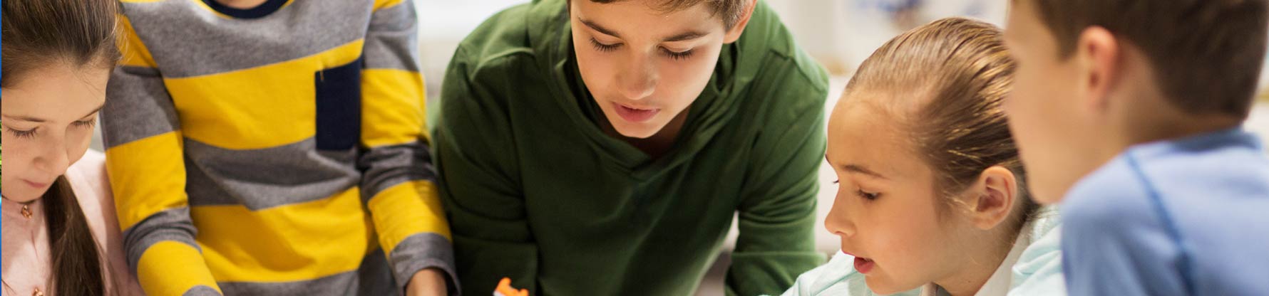 Eine Gruppe Schülerinnen und Schüler baut an einem Tisch etwas zusammen
